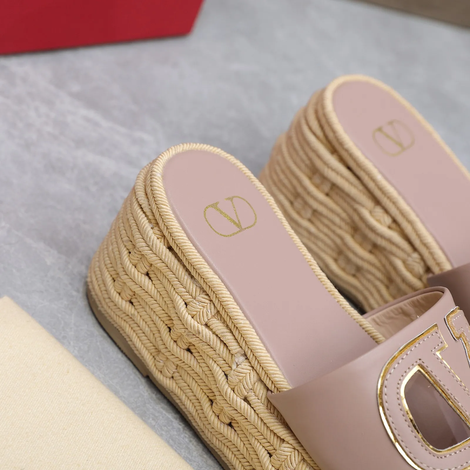 👟👟Ex-factory price 640👟👟The highest version💯💯💯 2024 early spring counter catwalk style updated simultaneously 💗Valentino💗Valentino Wedge hemp rope bottom slippers/follow-up sandals series ——————————Top version Super creative craft design highlights the brand’s unique style, luxury fashion and highly recognizable Exquisite round head, perfect side arc, extremely pure taste, ladylike temperament and full of femininity‼ ️ Upper: Made of imported cowhide. Lining: Made of mixed sheepskin. Italian imported cowhide outsole. Wedge heel back height: 8.5CM. Front height: 5.5CM. Code number: 35-41 (41 customized)